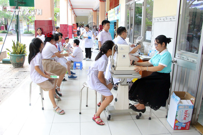 Khám mắt miễn phí cho thiếu nhi. Ảnh: Trung Kiên - TTXVN vna_potal_thay_thuoc_tre_tai_can_tho_ra_quan_tinh_nguyen_vi_cuoc_song_cong_dong_7393830.jpg