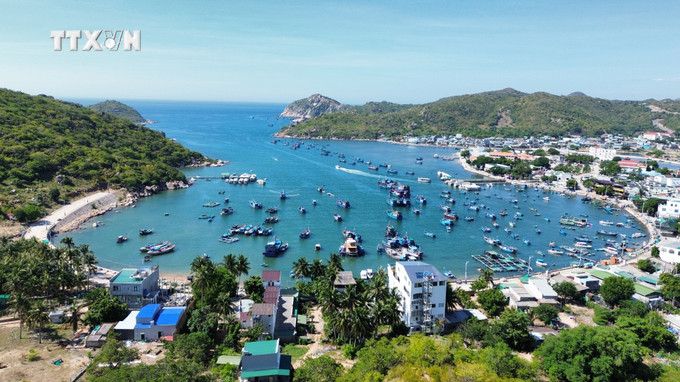 Danh thắng Vịnh Vĩnh Hy nằm trong Khu dự trữ sinh quyển thế giới Núi Chúa (Ninh Thuận). Ảnh: Nguyễn Thành - TTXVN vna_potal_du_lich_viet_nam_kham_pha_ve_dep_khu_du_tru_sinh_quyen_the_gioi_nui_chua_ninh_thuan_6885231.jpg