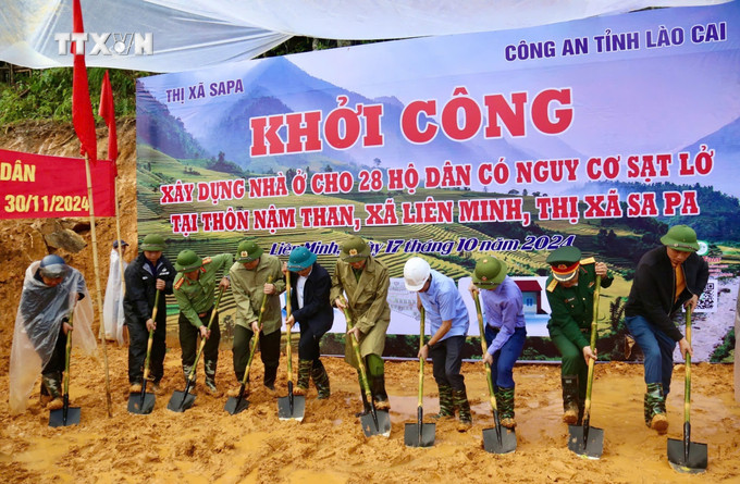 Đại biểu và nhân dân thực hiện nghi thức động thổ. Ảnh: TTXVN phát vna_potal_lao_cai_khoi_cong_khu_tai_dinh_cu_cho_28_ho_dan_thon_nam_than_7656684.jpg