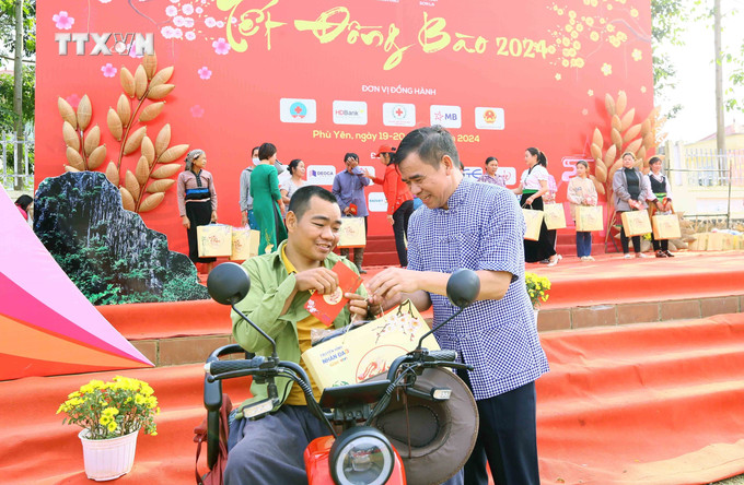 Trao quà cho nhân dân có hoàn cảnh khó khăn. Ảnh: Quang Quyết - TTXVN vna_potal_son_la_“tet_dong_bao_nam_2024_7189744.jpg