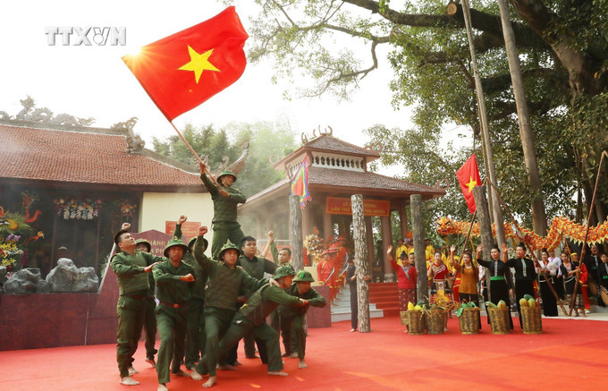 Trình diễn Sử thi "Uy nghi Thành Bản Phủ" tưởng nhớ công đức của nghĩa quân Hoàng Công Chất. Ảnh: Trung Kiên - TTXVN vna_potal_nam_du_lich_quoc_gia_2024_ron_rang_le_hoi_thanh_ban_phu_7301927.jpg