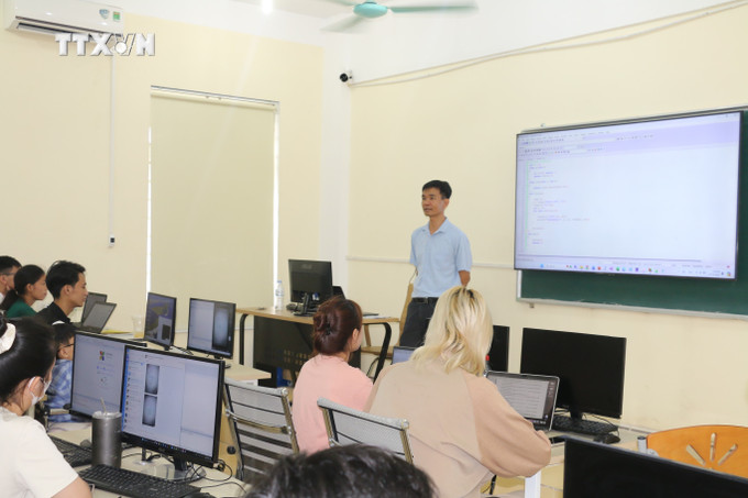 Mùa tuyển sinh năm 2024, Trường Đại học Kinh tế Nghệ An mở thêm nhiều mã ngành mới và tăng chỉ tiêu tuyển sinh lên 1.900 sinh viên, tăng hơn 400 chỉ tiêu so với năm 2023. Ảnh: Bích Huệ - TTXVN vna_potal_tuyen_sinh_dai_hoc_2024_nhieu_truong_dai_hoc_tai_nghe_an_mo_nganh_moi_7425334.jpg