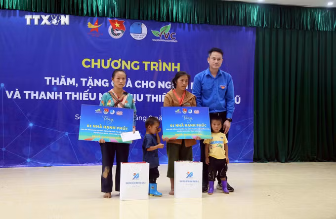 vna_potal_trung_uong_doan_tham_tang_qua_nhan_dan_va_thanh_thieu_nhi_vung_bi_thien_tai_xa_chieng_noi_son_la_7535267.jpg