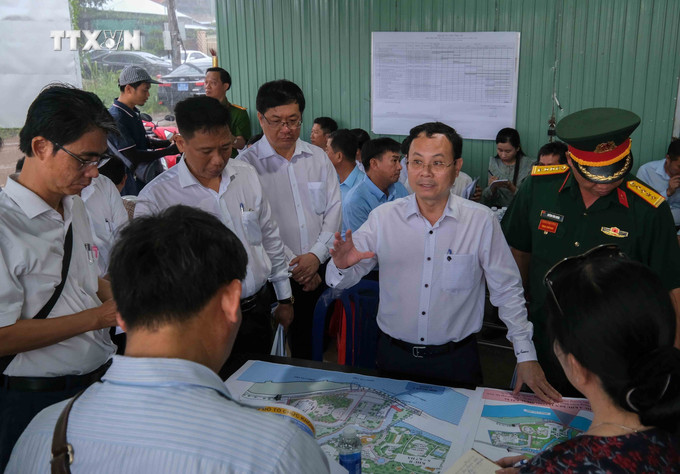 Bí thư Thành ủy Cần Thơ Nguyễn Văn Hiếu chỉ đạo công tác triển khai Dự án bảo tồn Di tích lịch sử Lộ Vòng Cung. Ảnh: Thanh Liêm - TTXVN vna_potal_bi_thu_thanh_uy_can_tho_kiem_tra_du_an_bao_ton_di_tich_lich_su_lo_vong_cung_7534121.jpg