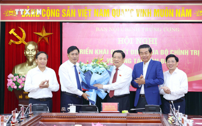 Lãnh đạo Ban Nội chính Trung ương chúc mừng đồng chí Nguyễn Hữu Đông. Ảnh: Phương Hoa - TTXVN vna_potal_dong_chi_nguyen_huu_dong_giu_chuc_pho_truong_ban_noi_chinh_trung_uong_7455261.jpg