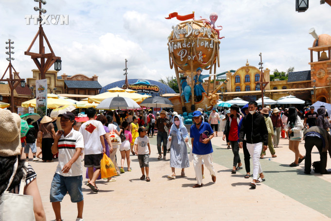 Người dân và du khách vui chơi tại Công viên nước Wonderland Water Park. Ảnh: Nguyễn Thanh - TTXVN vna_potal_chuong_trinh_“cam_on_binh_thuan”_tai_novaworld_phan_thiet_mien_phi_ve_cho_nguoi_dan_binh_thuan_145616968_7474748.jpg