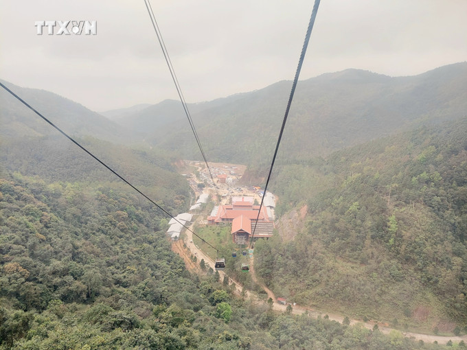 Đường cáp treo lên Am Ngọa Vân, Đông Triều. Ảnh: Thanh Vân-TTXVN vna_potal_quang_ninh_khai_hoi_xuan_ngoa_van__7230421.jpg
