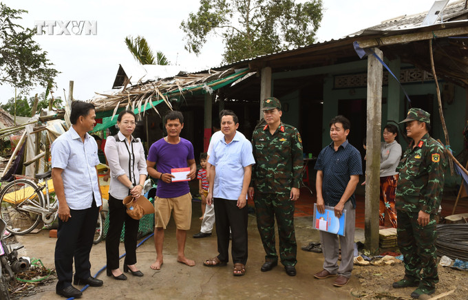 Đoàn đến thăm hỏi và động viên hộ dân bị ảnh hưởng lốc xoáy tại thị xã Ngã Năm, tỉnh Sóc Trăng. Ảnh: Tuấn Phi-TTXVN vna_potal_soc_trang_ho_tro_nguoi_dan_bi_anh_huong_loc_xoay__7756576.jpg