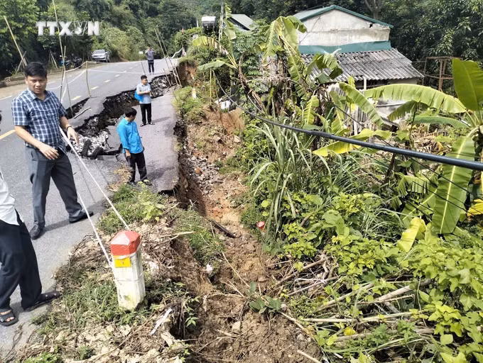 vna_potal_thanh_hoa_sat_lo_nghiem_trong_tren_tuyen_quoc_lo_15_doan_qua_huyen_muong_lat_7556787.jpg