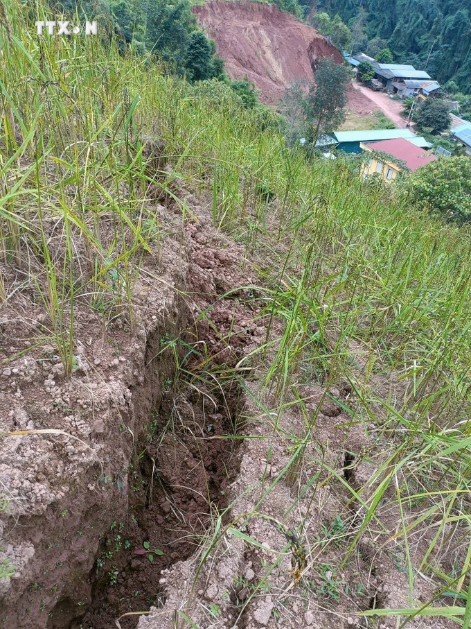Vết nứt tại nhóm I, bản Huổi Hoi, xã Nà Hỳ, huyện Nậm Pồ (Điện Biên) gây nguy hiểm cho nhiều hộ dân buộc phải di dời. Ảnh: TTXVN phát vna_potal_xuat_hien_nhieu_vet_nut_di_doi_khan_cap_nhieu_ho_dan_o_huyen_nam_po_tinh_dien_bien_7633619.jpg