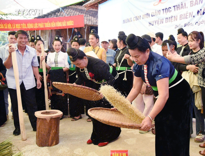 Phần thi giã cốm tại Lễ hội. Ảnh: Trung Kiên - TTXVN vna_potal_van_hoa_soi_duong_dien_bien_phuc_dung_le_hoi_mung_com_moi_dan_toc_thai_ban_u_va_7659797.jpg