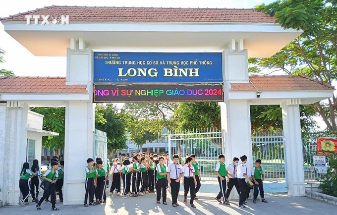 Học sinh Trường Trung học cơ sở và Trung học phổ thông Long Bình (huyện biên giới An Phú) háo hức chờ ngày khai giảng năm học mới. Ảnh: Công Mạo-TTXVN vna_potal_hoc_sinh_vung_dau_nguon_bien_gioi_an_giang_san_sang_don_nam_hoc_moi_7572524.jpg