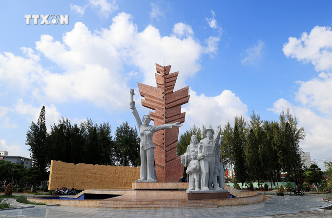 Tượng đài Đồng Khởi Bến Tre. Ảnh: Hồng Đạt - TTXVN vna_potal_cong_trinh_bieu_tuong_que_huong_dong_khoi_ben_tre_6749595.jpg