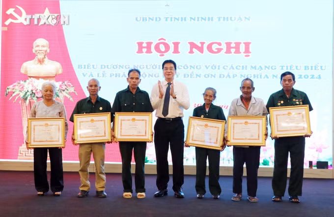 vna_potal_ninh_thuan_bieu_duong_nguoi_co_cong_tieu_bieu___7511464.jpg
