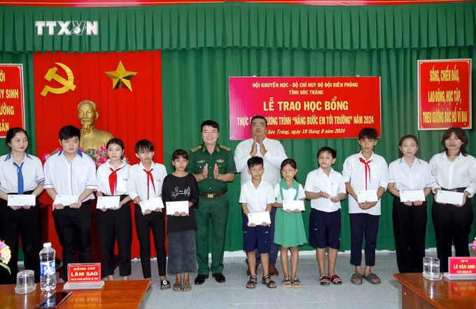 vna_potal_bo_doi_bien_phong_soc_trang_ho_tro_“nang_buoc_em_toi_truong”_khu_vuc_bien_gioi_bien_7546969.jpg