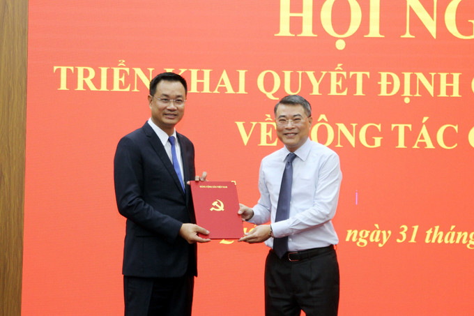 Đồng chí Lê Minh Hưng trao Quyết định của Bộ chính trị cho đồng chí Lê Ngọc Quang. Ảnh: Tá Chuyên - TTXVN 98fece776916adcf676706b668e6fd90.jpeg
