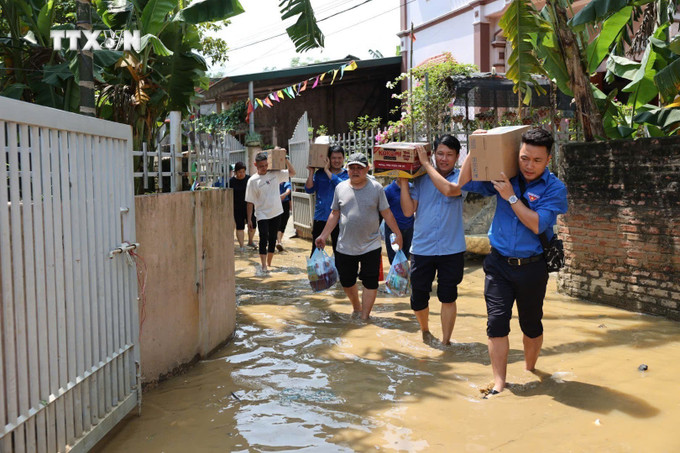 Đoàn công tác Đoàn Thanh niên TTXVN và Trung tâm phát triển Truyền thông thông tấn trực tiếp đến thăm hỏi, hỗ trợ các hộ gia đình bị ảnh hưởng sau cơn bão số 3 tại huyện Hạ Hoà. Ảnh: Tạ Toàn - TTXVN vna_potal_thong_tan_xa_viet_nam_ho_tro_nguoi_dan_vung_bi_ngap_lut_tai_phu_tho_7595875.jpg