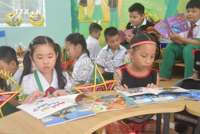 Học sinh đọc sách tại công trình “Không gian đọc sách, tương tác và sinh hoạt Đội” Ảnh: Nguyên Dung – TTXVN vna_potal_dak_lak_khanh_thanh_“khong_gian_doc_sach_tuong_tac_va_sinh_hoat_doi_7595913.jpg