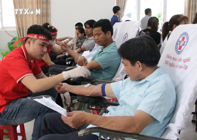 Người dân tham gia hiến máu. Ảnh: Đinh Hương - TTXVN vna_potal_quang_ngai_ton_vinh_nguoi_hien_mau_tieu_bieu_nam_2024_7433272.jpg