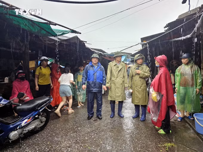 vna_potal_mua_lon_gay_ngap_lut_cuc_bo_o_mot_so_noi_o_quang_ninh_7421589.jpg