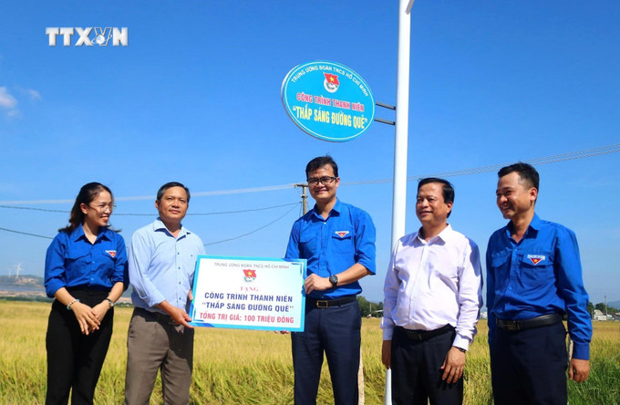 Bí thư thứ nhất Trung ương Đoàn Bùi Quang Huy (thứ 3 từ phải sang) tặng công trình thắp sáng đường quê tại huyện Tuy Phước. Ảnh: TTXVN phát vna_potal_bi_thu_thu_nhat_trung_uong_doan_bui_quang_huy_lam_viec_tai_binh_dinh_7520696.jpg