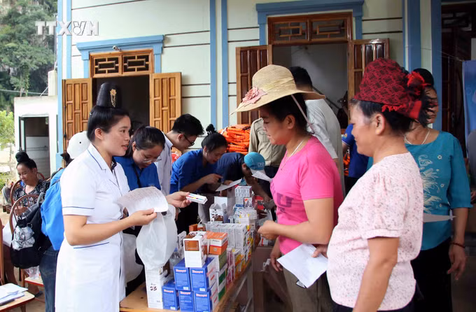 vna_potal_kham_chua_benh_ho_tro_nhan_dan_vung_ngap_ung_o_son_la_7520780.jpg