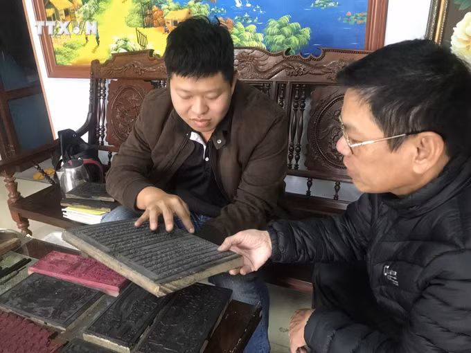 vna_potal_bao_ton_nghe_in_khac_go_moc_ban_hang_tram_nam_tuoi___7247407.jpg