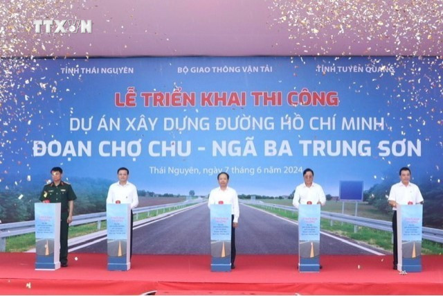 Các đại biểu bấm nút khởi công dự án. Ảnh: TTXVN phát vna_potal_khoi_cong_du_an_xay_dung_duong_ho_chi_minh_doan_cho_chu_-_nga_ba_trung_son___7417995.jpg