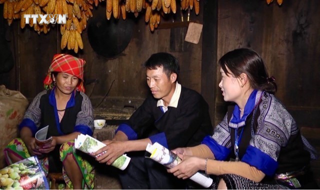 Đội ngũ báo cáo viên, tuyên truyền viên pháp luật thường xuyên xuống cơ sở để giúp người dân vùng cao hiểu rõ hơn về chủ trương của Đảng, chính sách, pháp luật của Nhà nước. Ảnh: TTXVN phát vna_potal_doi_thay_nhan_thuc_hanh_vi_nang_cao_y_thuc_chap_hanh_phap_luat_cho_nguoi_dan_toc_thieu_so__anh_theo_bai_7403152.jpg