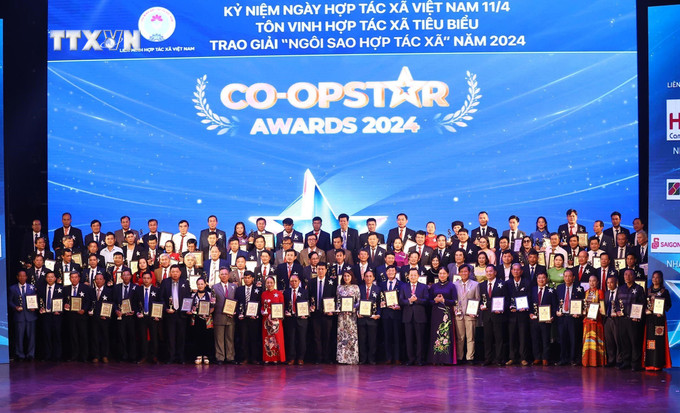Bí thư Trung ương Đảng, Phó Thủ tướng Chính phủ Lê Minh Khái chụp ảnh chung với 100 HTX tiêu biểu năm 2024. Ảnh: Huy Hùng - TTXVN vna_potal_le_ton_vinh_hop_tac_xa_tieu_bieu_va_trao_giai_“ngoi_sao_hop_tac_xa”_lan_thu_nhat_2024__7318517.jpg