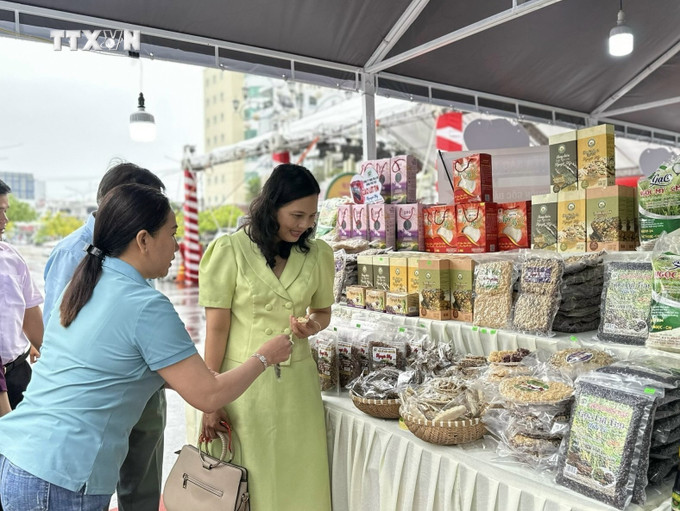 Người dân tham quan gian hàng giới thiệu sản phẩm OCOP An Giang. Ảnh: Thanh Sang -TTXVN vna_potal__an_giang_quang_ba_san_pham_dat_chung_nhan_ocop__7008107.jpeg