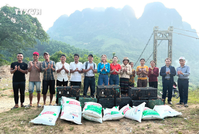 Ban tổ chức trao hỗ trợ mô hình sinh kế gà cỏ lai cho các đối tượng hưởng lợi trên địa bàn xã biên giới Trường Sơn, huyện Quảng Ninh (Quảng Bình). Ảnh: TTXVN phát vna_potal_quang_binh_trao_ho_tro_sinh_ke_cho_phu_nu_khu_vuc_bien_gioi_truong_son_7319772.jpg