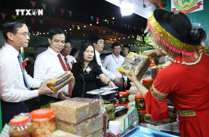 Phó Chủ tịch Ủy ban Nhân dân tỉnh Phú Thọ Nguyễn Thanh Hải cùng đại biểu tham quan các gian trưng bày, giới thiệu sản phẩm OCOP. Ảnh: Tạ Toàn – TTXVN vna_potal_hoi_cho_thuong_mai_va_san_pham_ocop_tinh_phu_tho_nam_2024_7320098.jpg