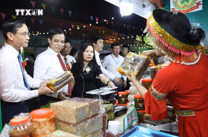 vna_potal_hoi_cho_thuong_mai_va_san_pham_ocop_tinh_phu_tho_nam_2024_7320098.jpg
