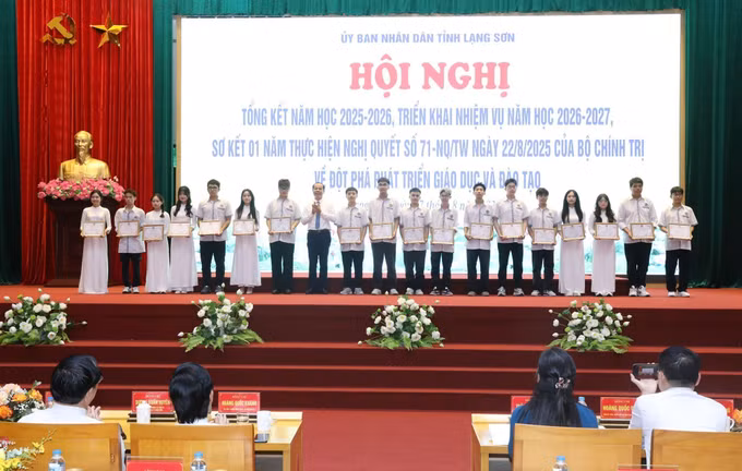 Các học sinh đạt giải Khuyến khích tại Kỳ thi chọn học sinh giỏi quốc gia nhận Giấy khen của Giám đốc Sở Giáo dục và Đào tạo tỉnh Lạng Sơn.