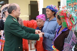 Mang Tết sớm tới vùng biên giới Điện Biên