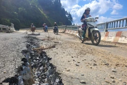 Cầu cạn hư hỏng, người dân vẫn liều mình đi qua