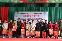 'Tết ấm' nơi miền núi, gắn kết nghĩa tình quân - dân