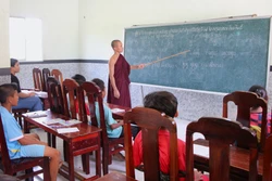 Giữ gìn giá trị văn hóa từ lớp học tiếng Khmer