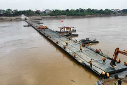 Tái thiết lập cầu phao Phong Châu (Phú Thọ) phục vụ người dân
