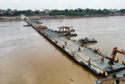 Cầu phao Phong Châu hoạt động trở lại