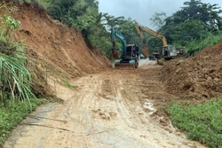 Quảng Ngãi: Khắc phục xong sạt lở, Tỉnh lộ 674 thông tuyến