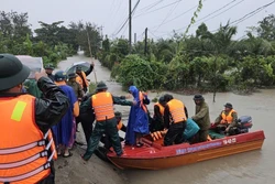 Khẩn trương di dời, tiếp tế lương thực cho người dân Gia Lai vùng ngập lụt