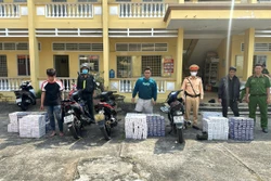 Quyết liệt ngăn chặn 'quái xế' buôn lậu thuốc lá vùng biên