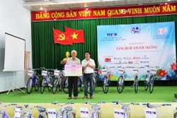 Tiếp sức trẻ em nghèo vùng biên giới đến trường