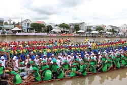 Tưng bừng giải đua ghe Ngo của đồng bào Khmer Vĩnh Long