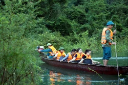 Vượt lũ dữ mang con chữ đến vùng biên viễn