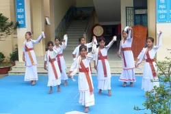 Nhân lên nét đẹp văn hóa qua trang phục dân tộc trong trường học