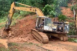 Quảng Ngãi: Huy động nhân lực khắc phục sạt lở trên tỉnh lộ 674