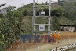 Vượt núi, băng rừng, thắp sáng bản xa